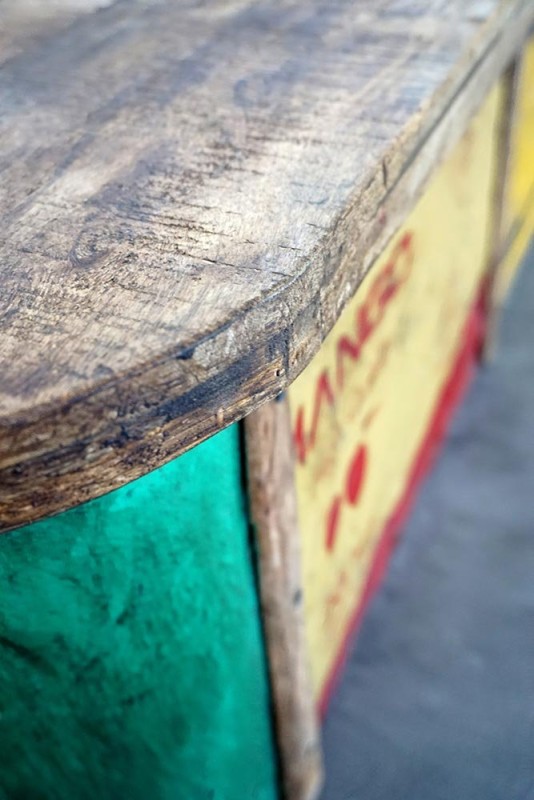 Truhenbank aus recyceltem Metall und Holz