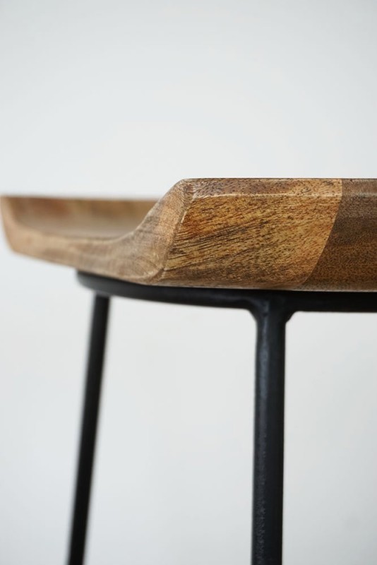 Hoher Hocker aus Stahl und Holz