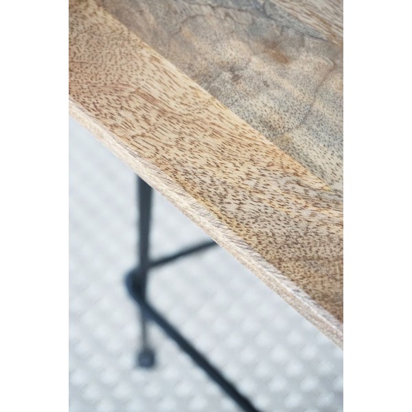 Hoher Hocker aus Stahl und Holz