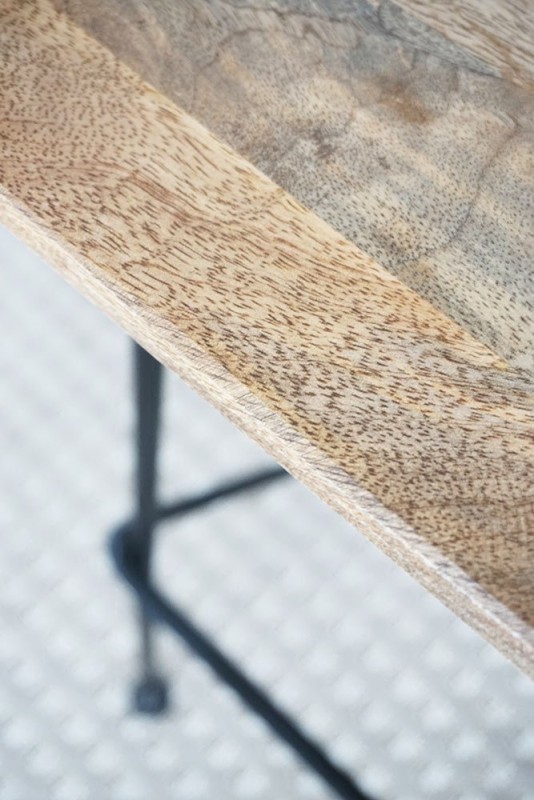 Hoher Hocker aus Stahl und Holz