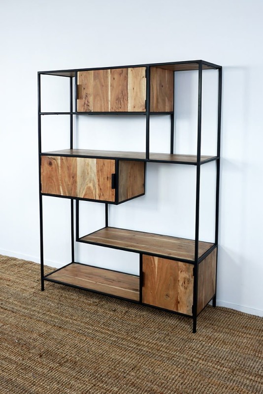 Industrielles Bücherregal aus Holz und Metall mit Türen