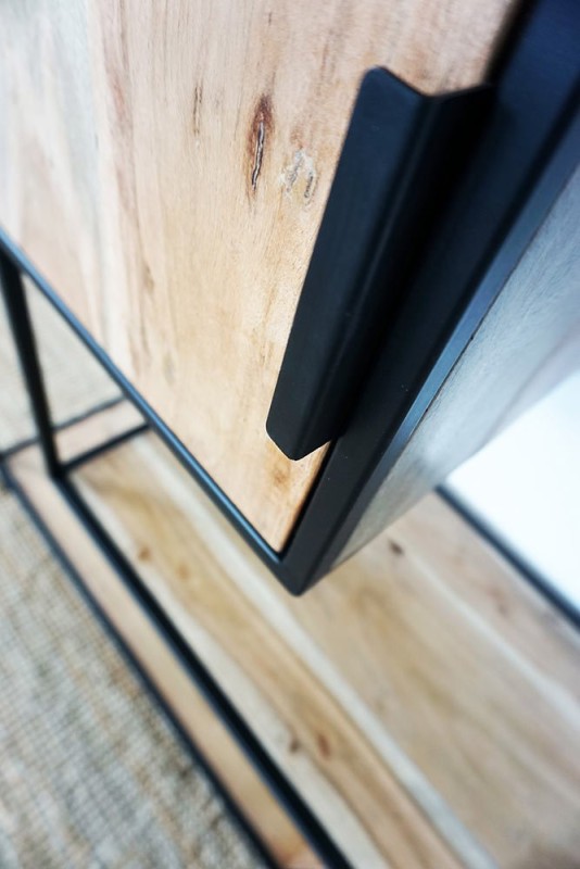 Industrielles Bücherregal aus Holz und Metall mit Türen