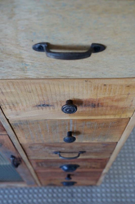 Aufbewahrungsmöbel aus recyceltem Massivholz