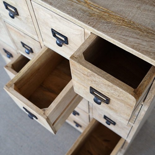 Aufbewahrungsmöbel aus Massivholz mit Schubladen