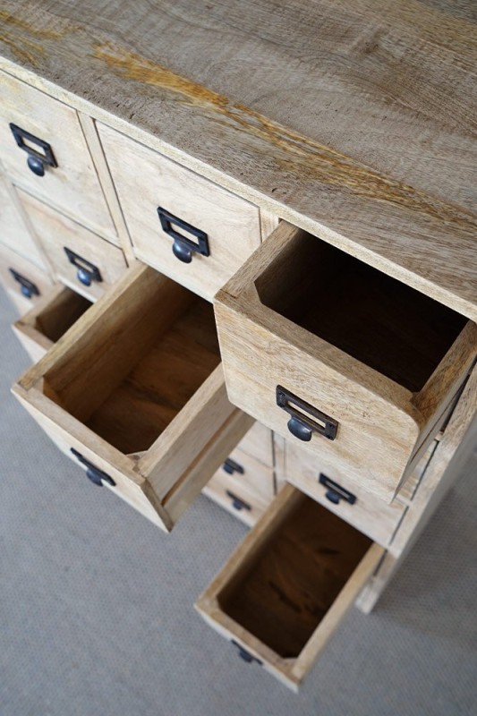 Aufbewahrungsmöbel aus Massivholz mit Schubladen
