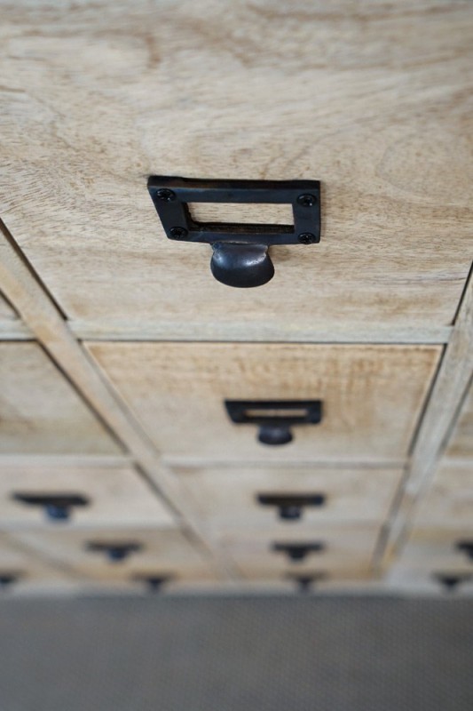 Aufbewahrungsmöbel aus Massivholz mit Schubladen