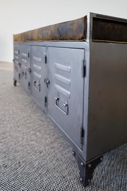 Eingangsbank im Industriestil mit Metallfächern