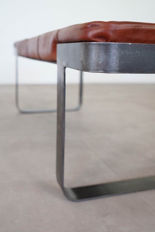 Industrielle Sitzbank aus braunem Leder und Metall