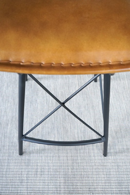Barstuhl aus braunem Leder DESIGN