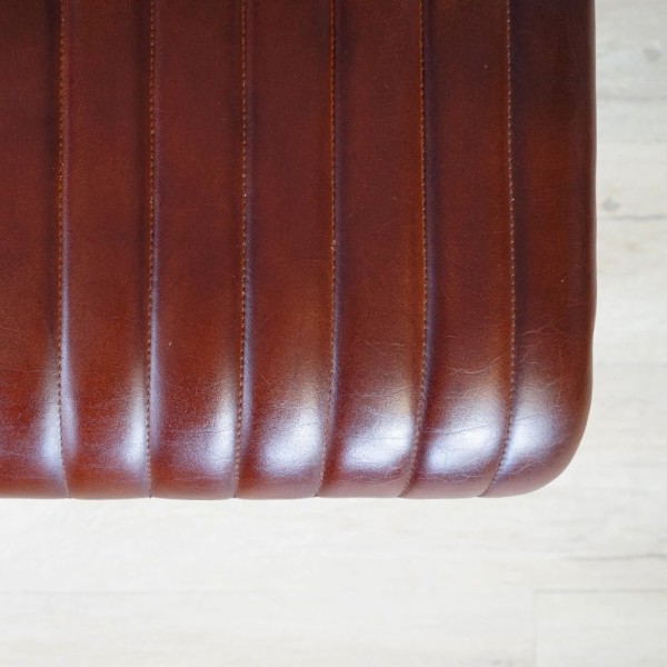 Stuhl aus Metall und Leder