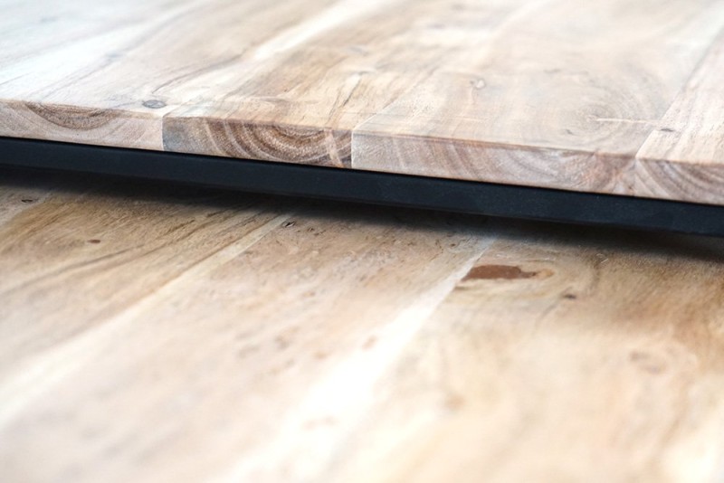 Satztische mit Tischplatte aus Massivholz und Metallgestell