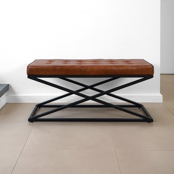 Bank aus Holz und Naturleder