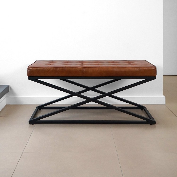 Bank aus Holz und Naturleder