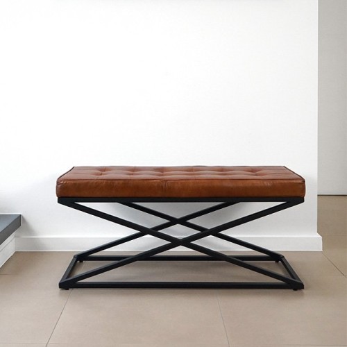 Bank aus Holz und Naturleder
