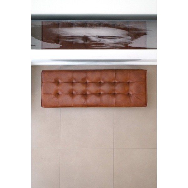 Bank aus Holz und Naturleder
