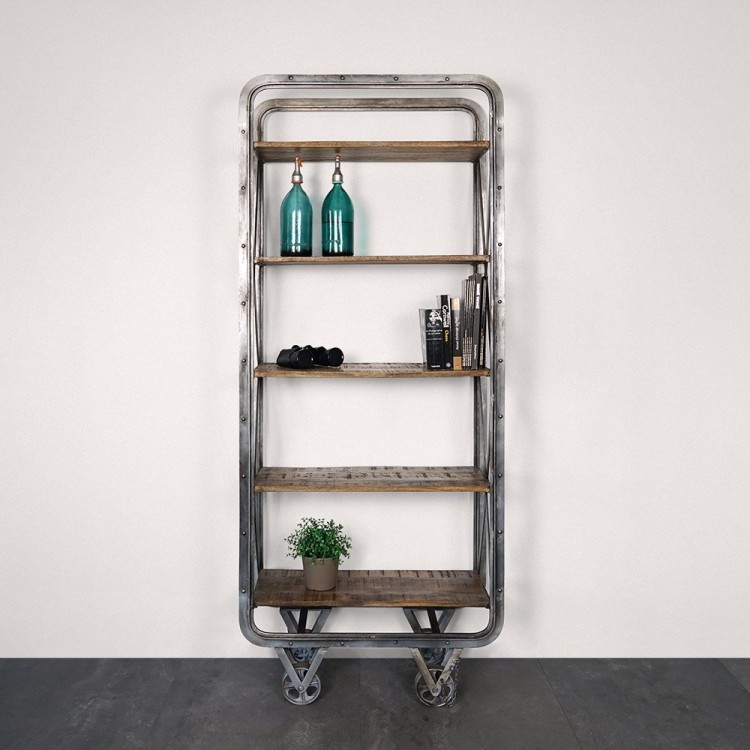 Industrielles Regal mit Rollen