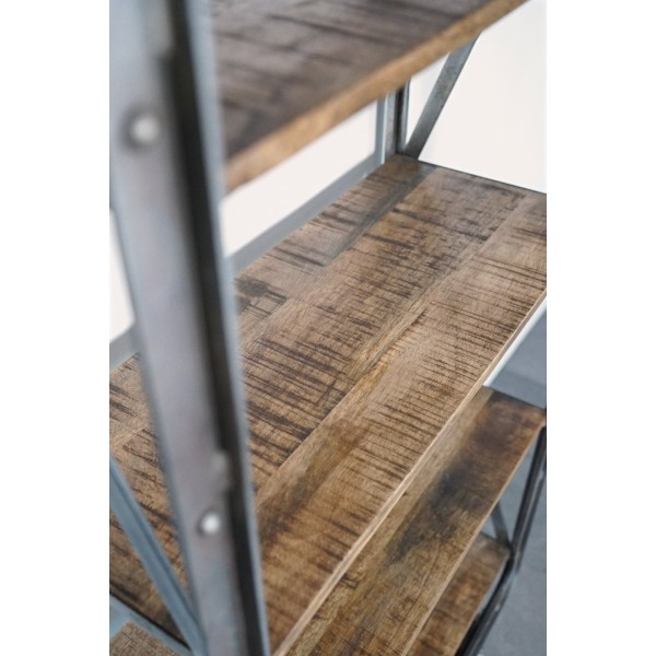 Industrielles Regal mit Rollen
