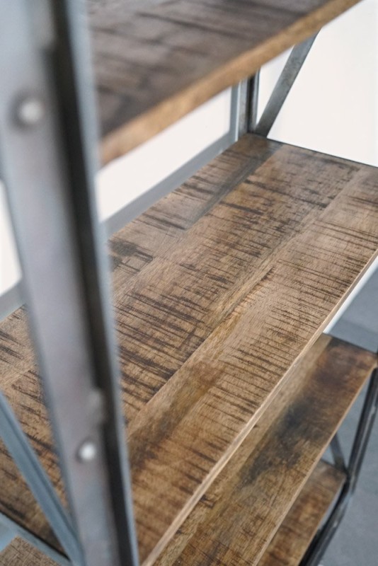 Industrielles Regal mit Rollen
