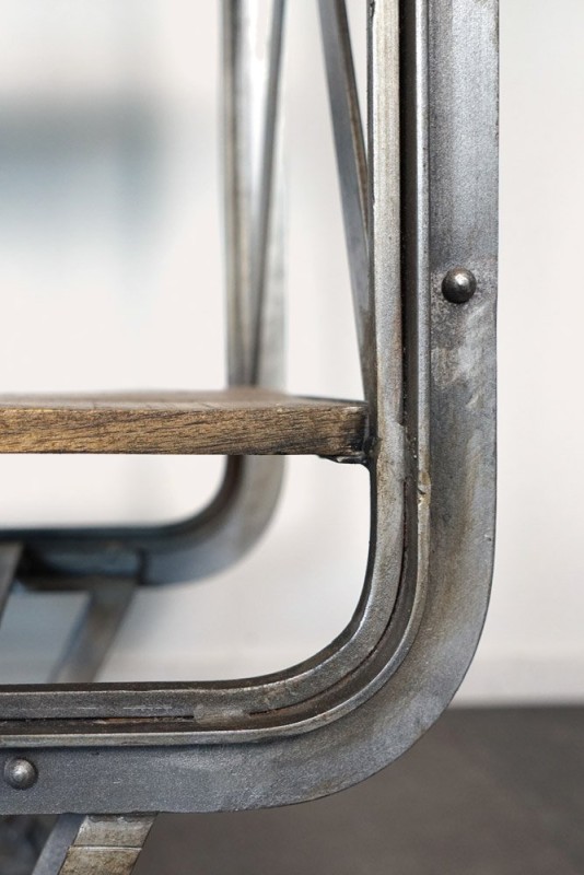 Industrielles Regal mit Rollen