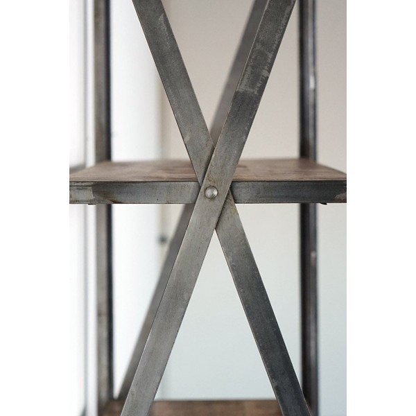 Industrielles Regal mit Rollen