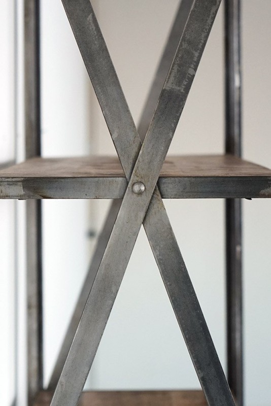 Industrielles Regal mit Rollen