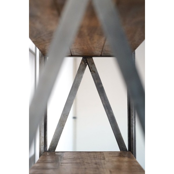 Industrielles Regal mit Rollen
