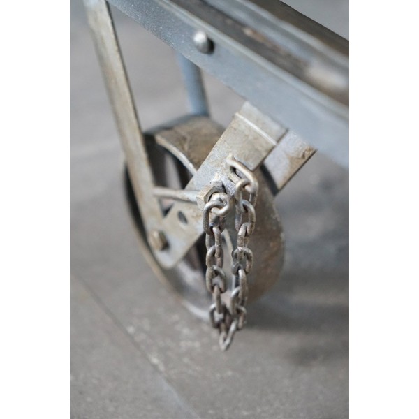 Industrielles Regal mit Rollen