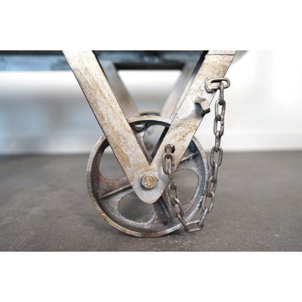 Industrielles Regal mit Rollen