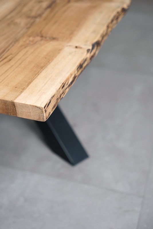 Couchtisch mit Tischplatte aus Massivholz mit natürlicher Kante - Mikado