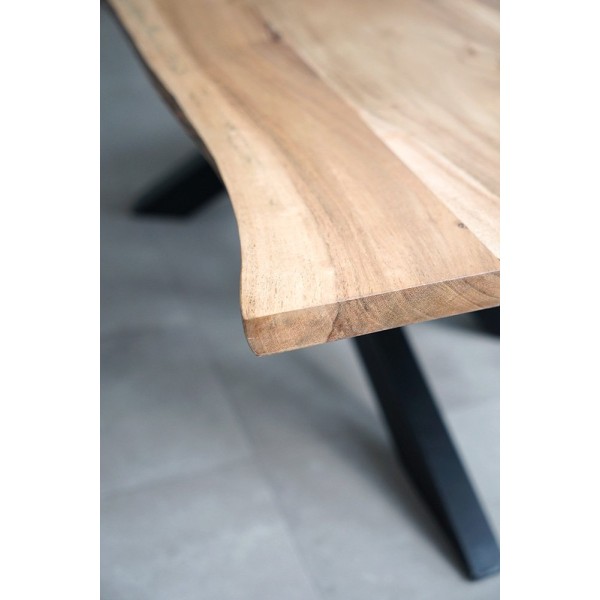 Table basse Mikado avec plateau en bois massif à bord naturel