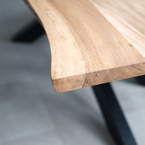 Table basse Mikado avec plateau en bois massif à bord naturel