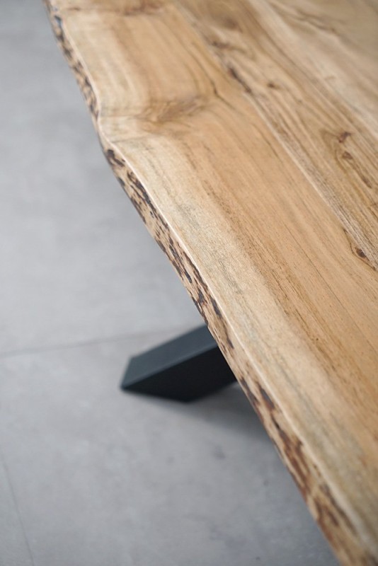Couchtisch mit Tischplatte aus Massivholz mit natürlicher Kante - Mikado