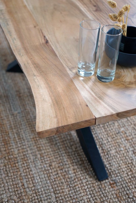 Couchtisch mit Tischplatte aus Massivholz mit natürlicher Kante - Mikado