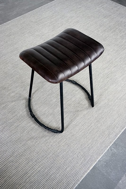 Beistellhocker aus schwarzem Leder - Scrambler