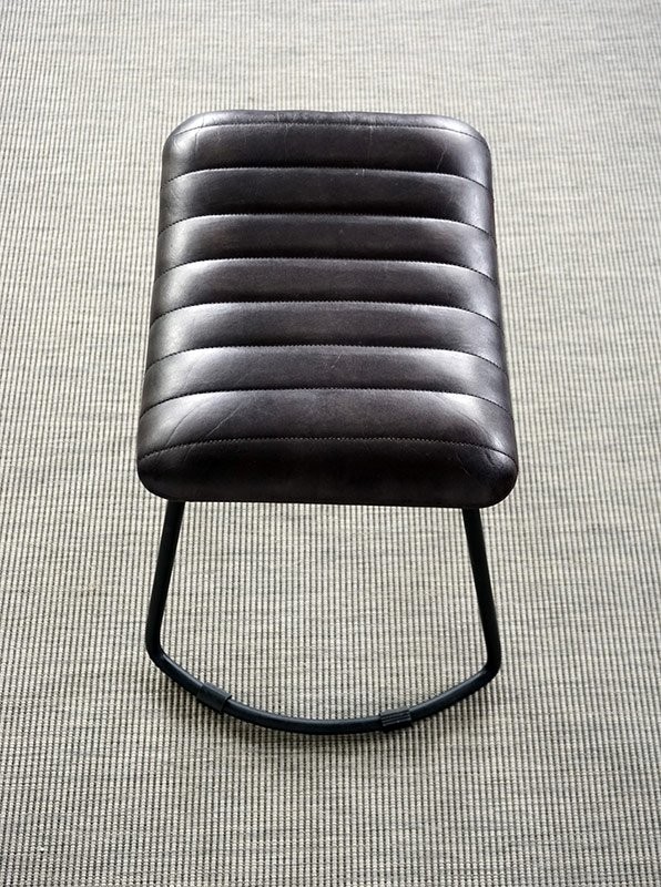 Beistellhocker aus schwarzem Leder - Scrambler