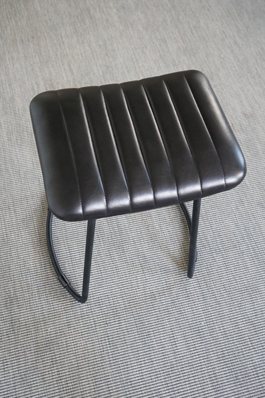 Beistellhocker aus schwarzem Leder - Scrambler