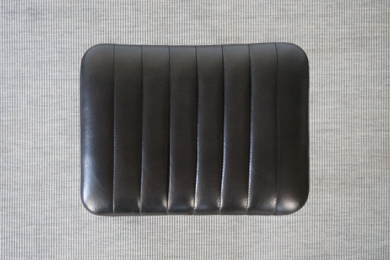 Beistellhocker aus schwarzem Leder - Scrambler