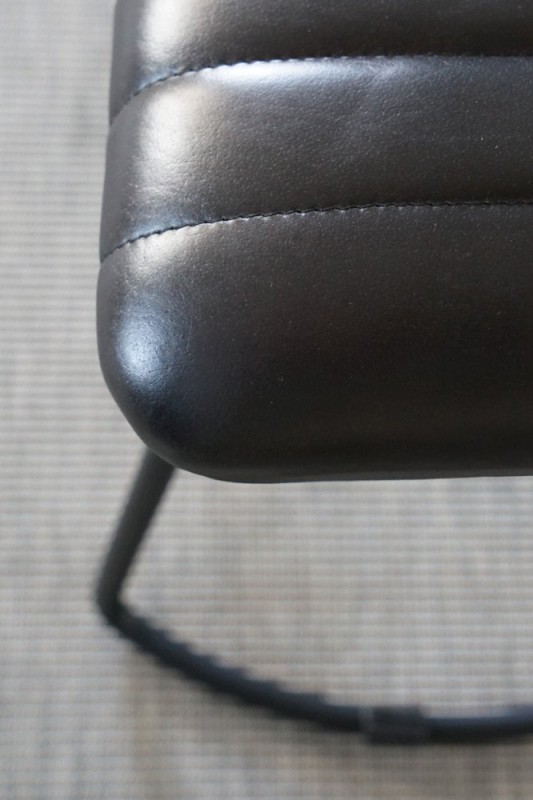 Beistellhocker aus schwarzem Leder - Scrambler
