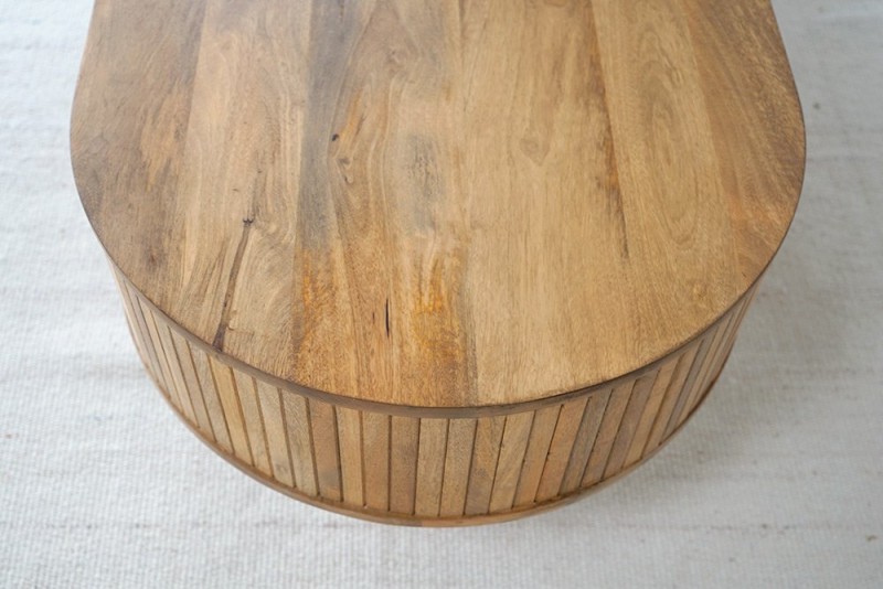Couchtisch aus Massivholz mit Messingbeinen - Umami