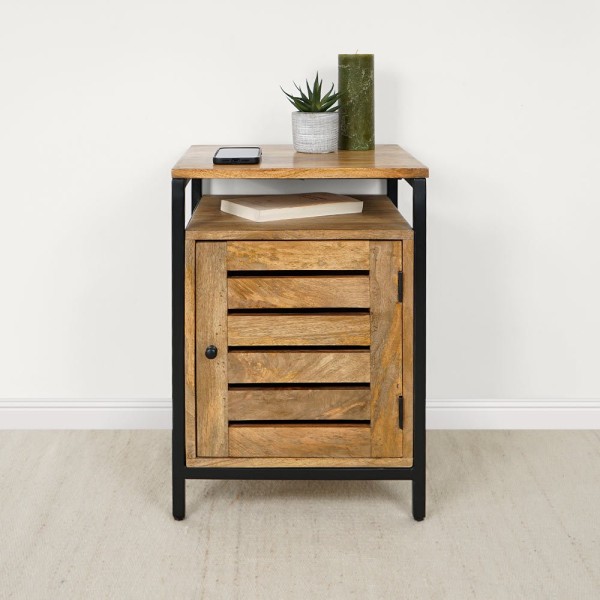 Table de nuit avec porte ajourée