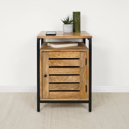 Table de nuit avec porte ajourée