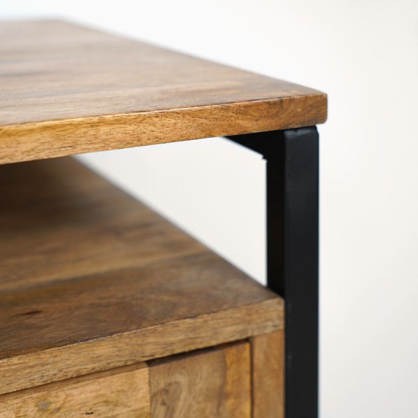 Table de nuit avec porte ajourée