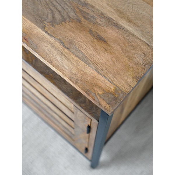 Table de nuit avec porte ajourée