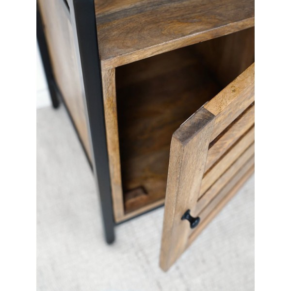 Table de nuit avec porte ajourée