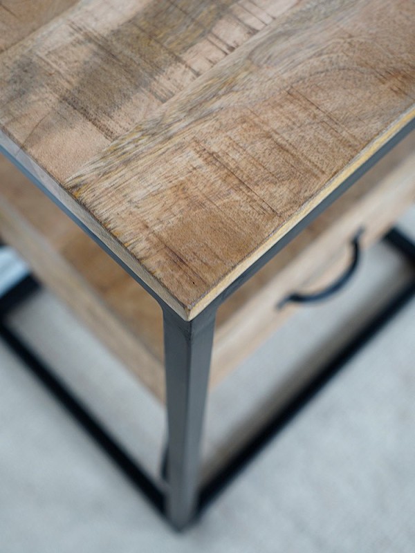 Nachttisch aus Naturholz mit einer Schublade