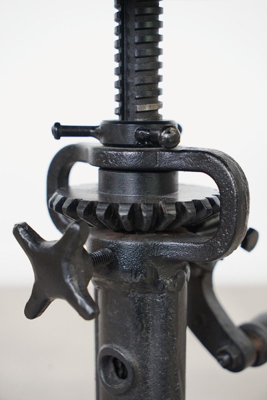 Erhöhbarer Industriehocker mit Kurbelantrieb und Sitzfläche aus Kunstleder
