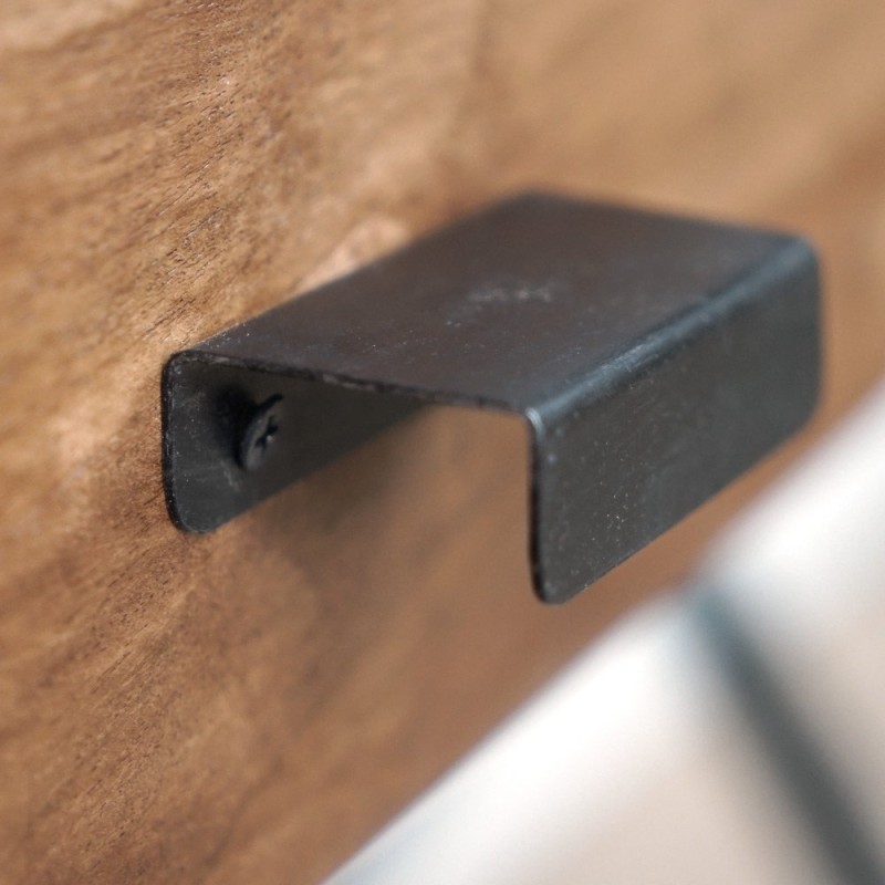 Schreibtisch aus Massivholz und Metallbeinen