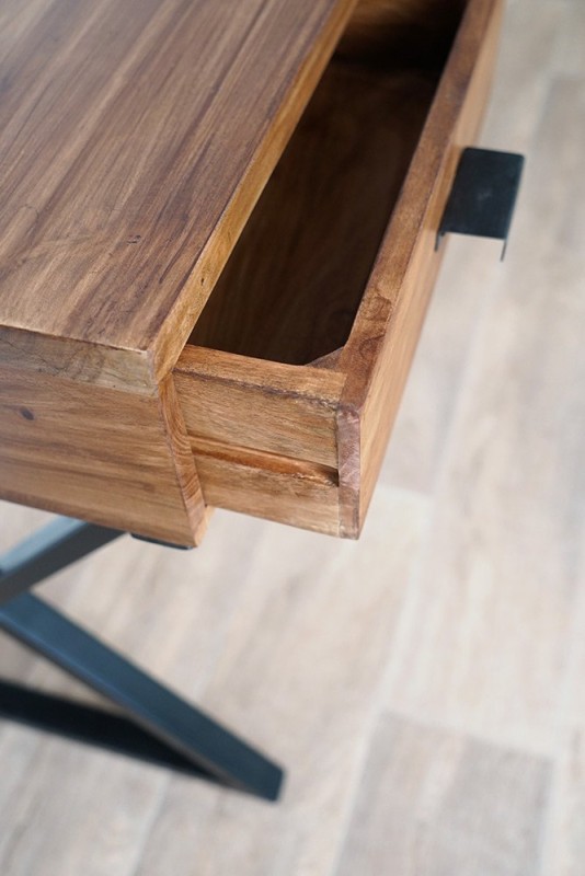 Schreibtisch aus Massivholz und Metallbeinen