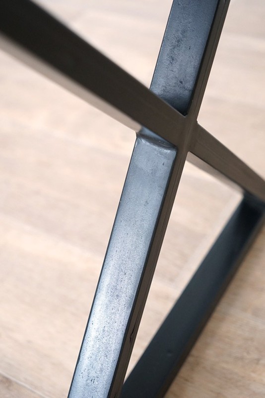Schreibtisch aus Massivholz und Metallbeinen