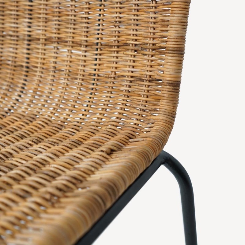 Stuhl aus natürlichem Rattan mit schwarzen Metallbeinen - Ananda